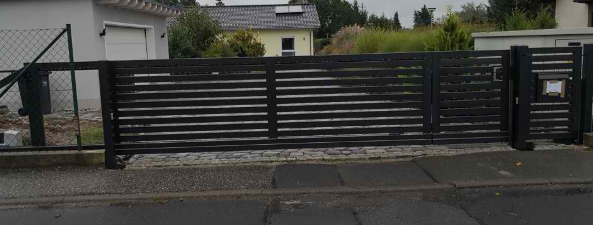 Schiebetore mit integrierter Pforte von Zaunfuchs Hannover
